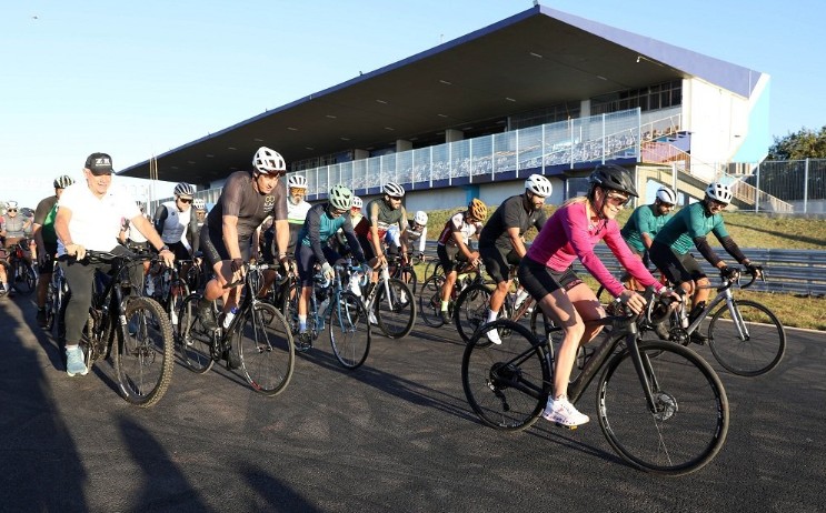 Ciclistas treinando no Autódromo de Brasília